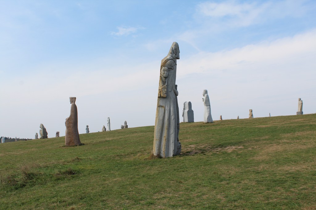 Franzrycou (2020): Tal der Heiligen (Vallée des Saints, près Carnoët, Côtes-d'Armor, France) mit Skulpturen von 1000 Heiligen (Wikimedia)